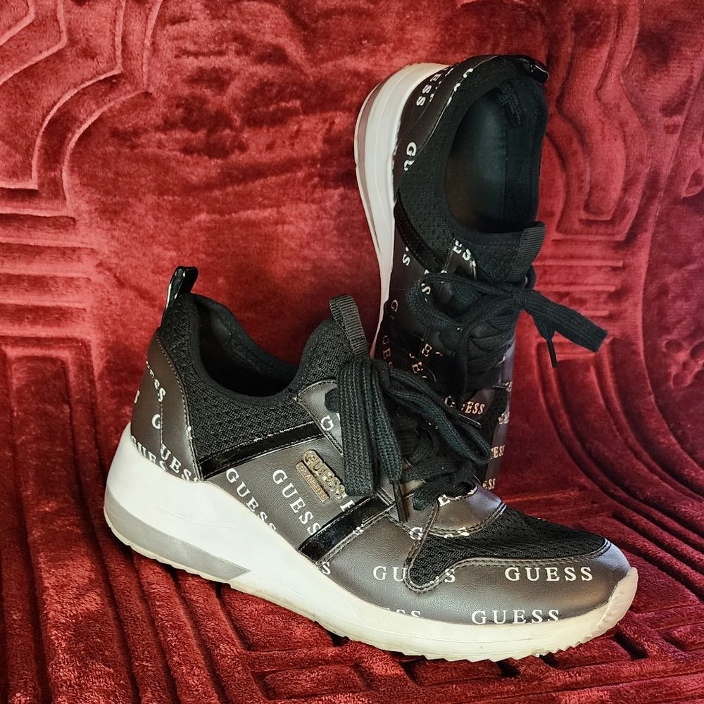 GUESS Course Sneakers size 9.5 black white silver Add some fashion to your athl